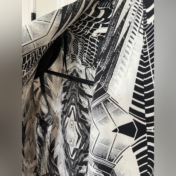 H&M Bolero Blazer-high-low-small shoulder pads-flowy open front-size 2 US-print - Picture 2 of 8